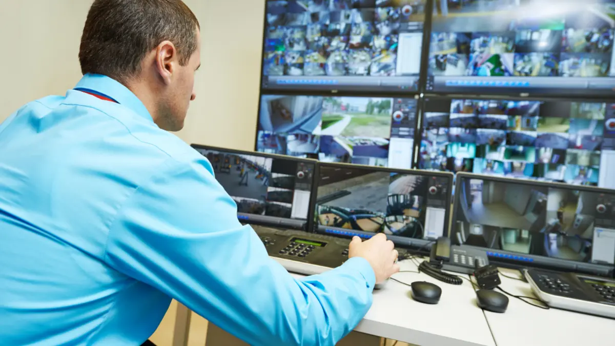 Leitstelle mit Monitorwand zur Videoüberwachung in München